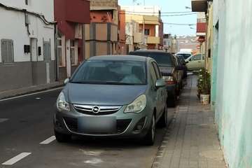 Las calles de El Goro (Telde), un cementerio de vehículos abandonados/TA.
